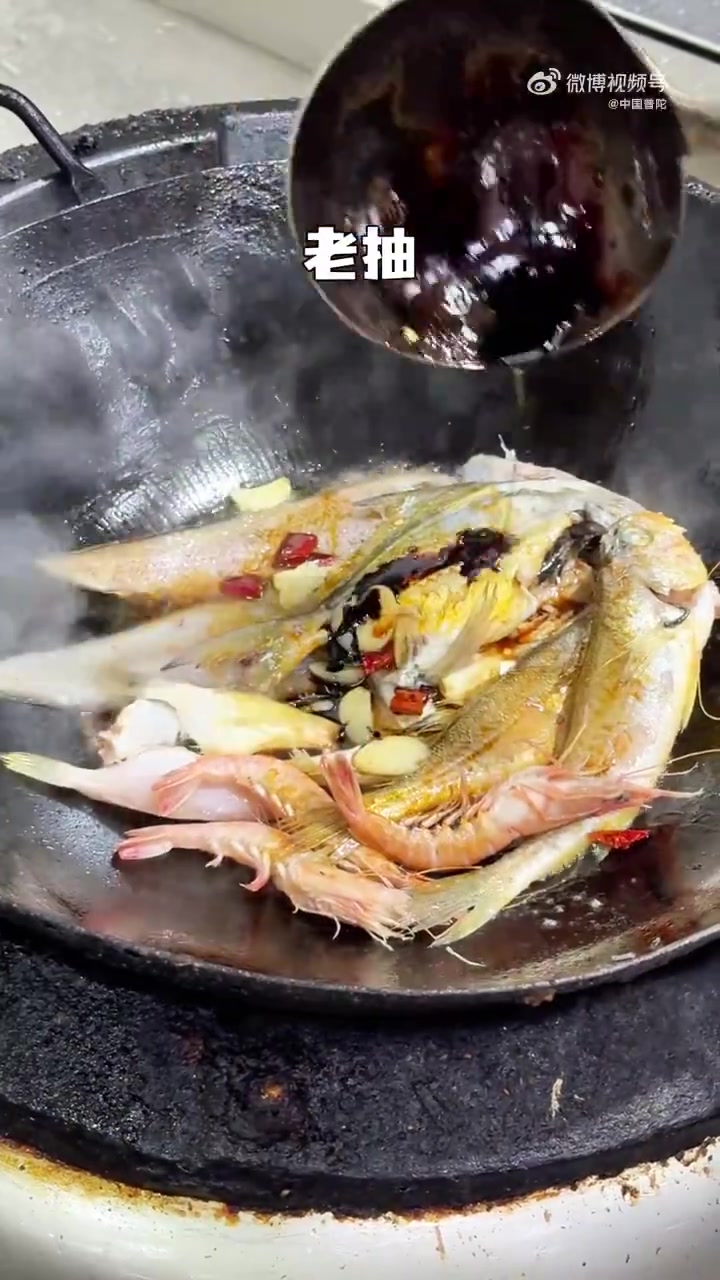 被舟山的红烧杂鱼狠狠馋住!一锅汇聚多种海鱼,酱香浸透每一丝鱼肉,鲜嫩滋味让人欲罢不能。烹饪