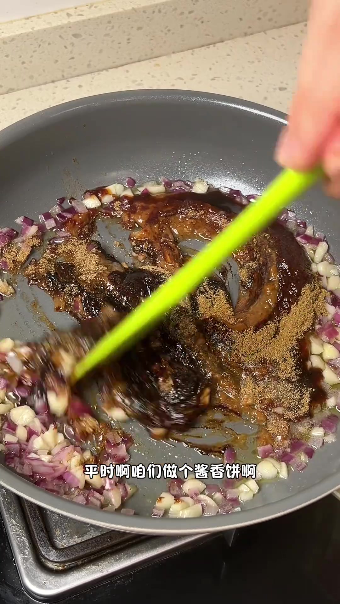 复刻网上爆火的烤炉鸡蛋灌饼+酱料的做法