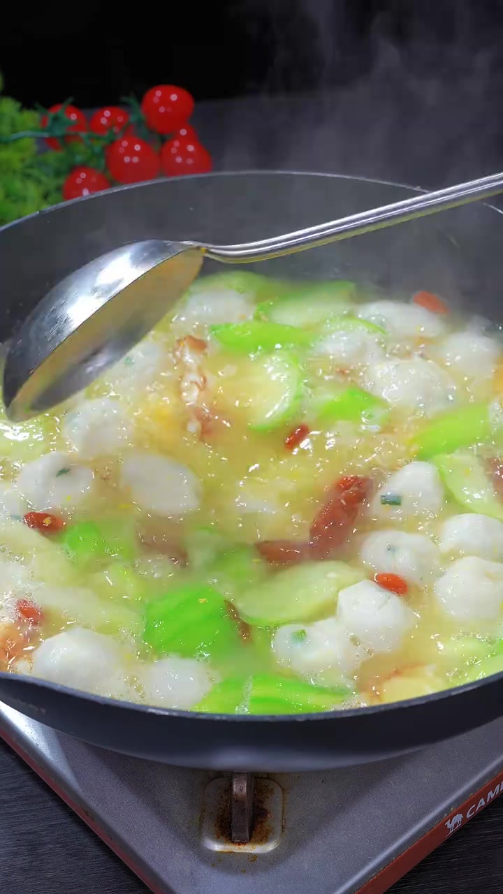 天热一定要多喝这个丝瓜鱼丸汤,清清爽爽,非常好吃