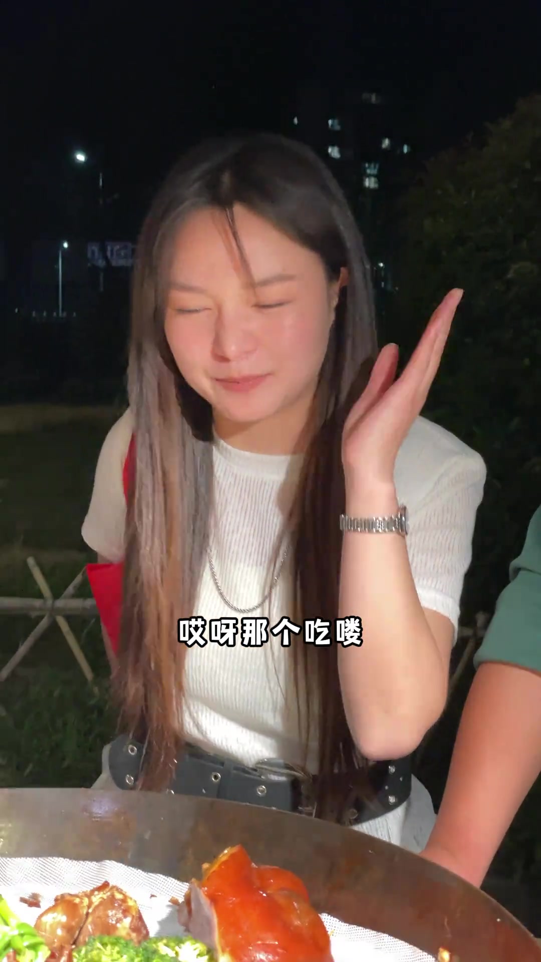 卖卤菜的小伙,手艺精湛让人难以挑剔,生意红火引人注目