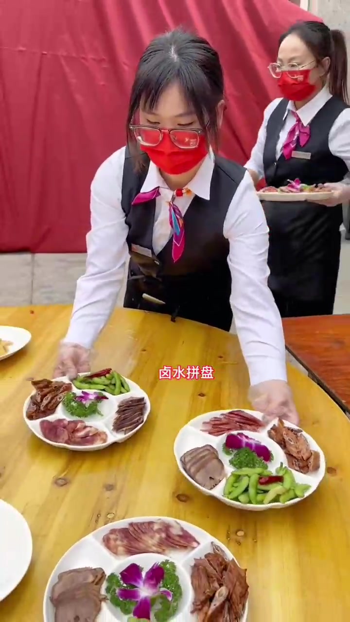 利明家宴厨师团队:今天在崇明庙镇办一场喜宴,餐标1800/桌,让我们看一下今天的菜品