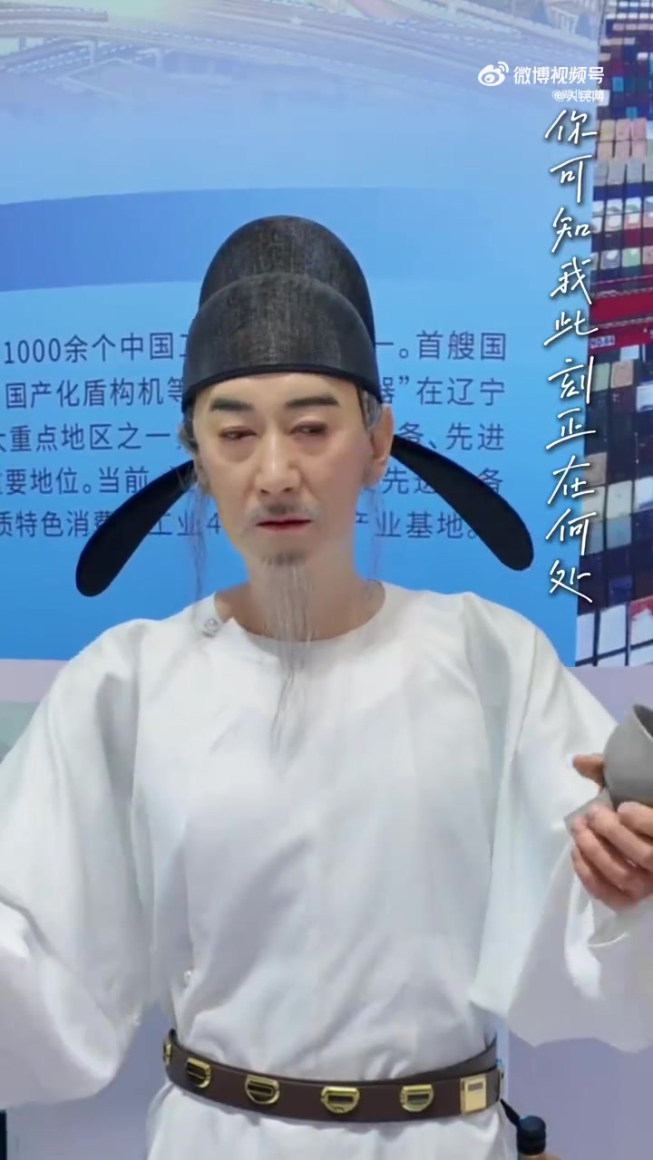 「逼真!李白和杜甫千年之后同框了」近日,海南海口,仿生人形机器“李白”“杜甫”亮相第五届中