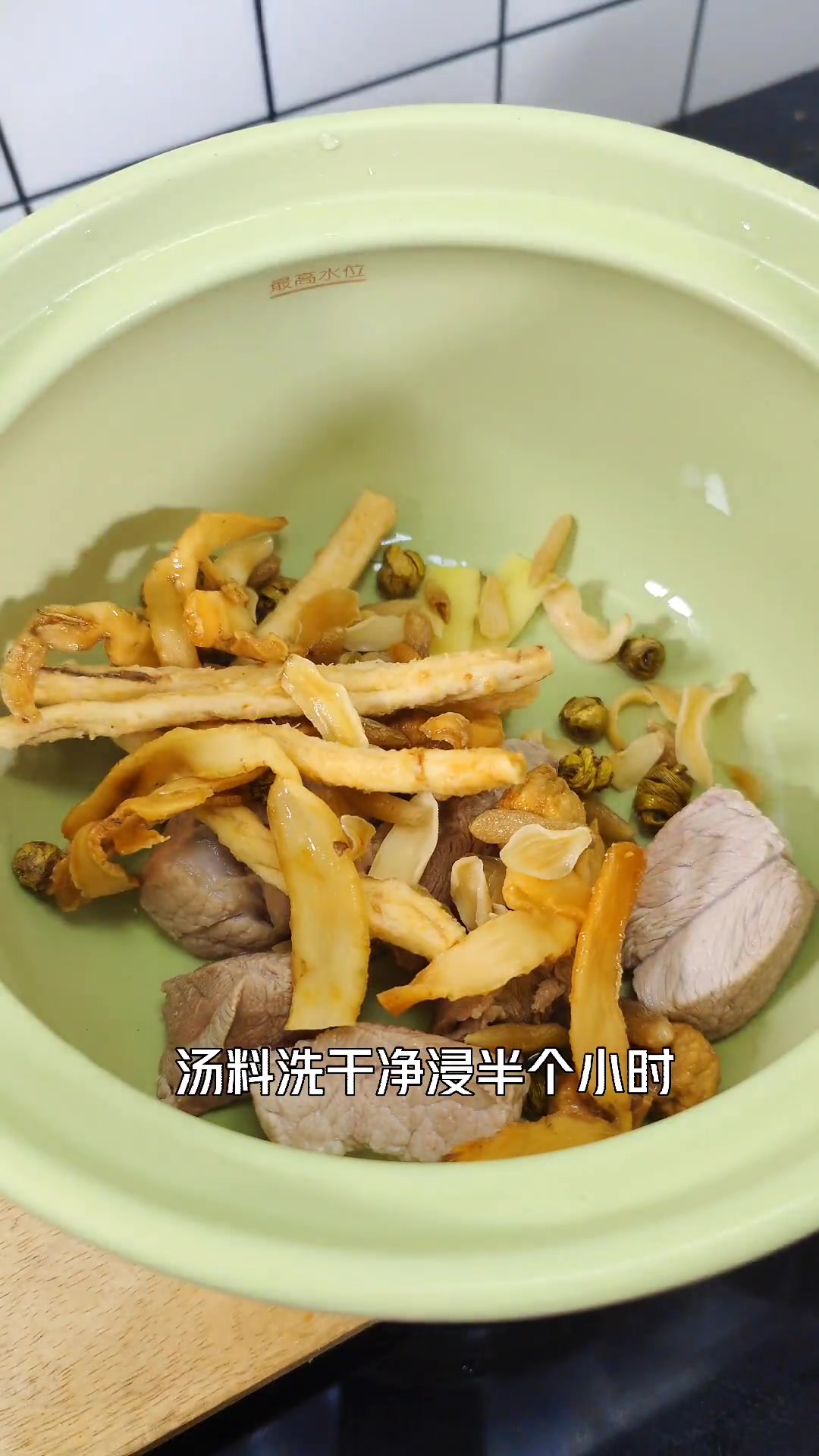 入秋天气干燥,广东人煲汤养生