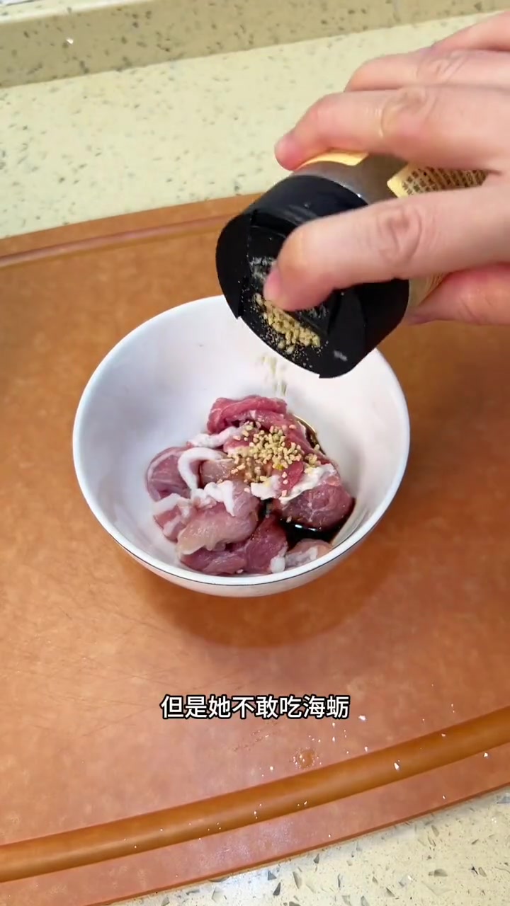 闽南人都爱吃的海蛎豆腐汤，这样做粒粒分明，汤清味美