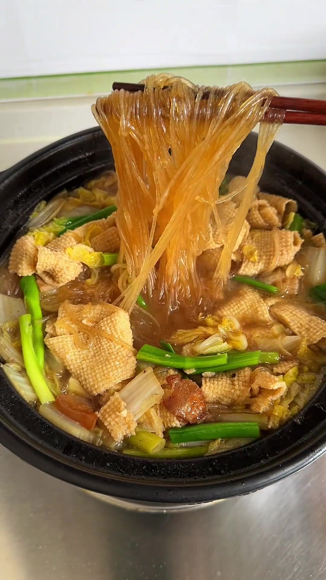 做法简单,味道很赞的家常版砂锅烩菜来啦,就着这样的烩菜