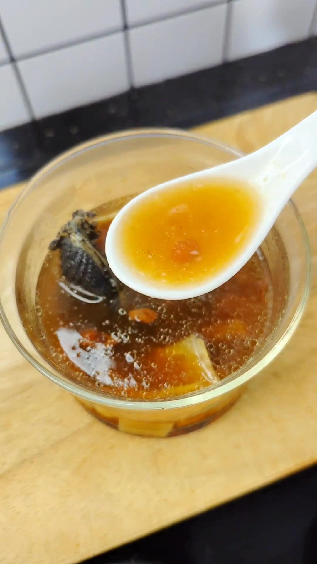 脸色红润有光泽,全靠当归黄芪桂圆红枣枸杞炖乌鸡