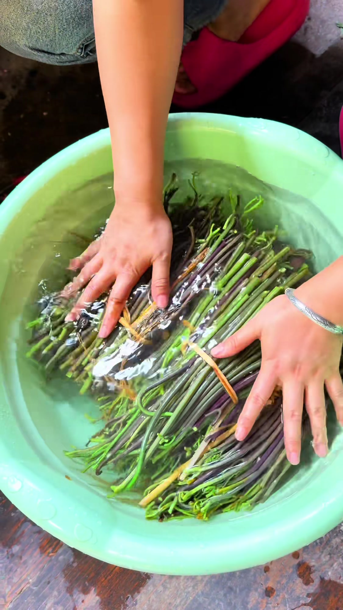 野生蕨菜做成酸蕨，储存春味备荒年，农村生活勤俭记