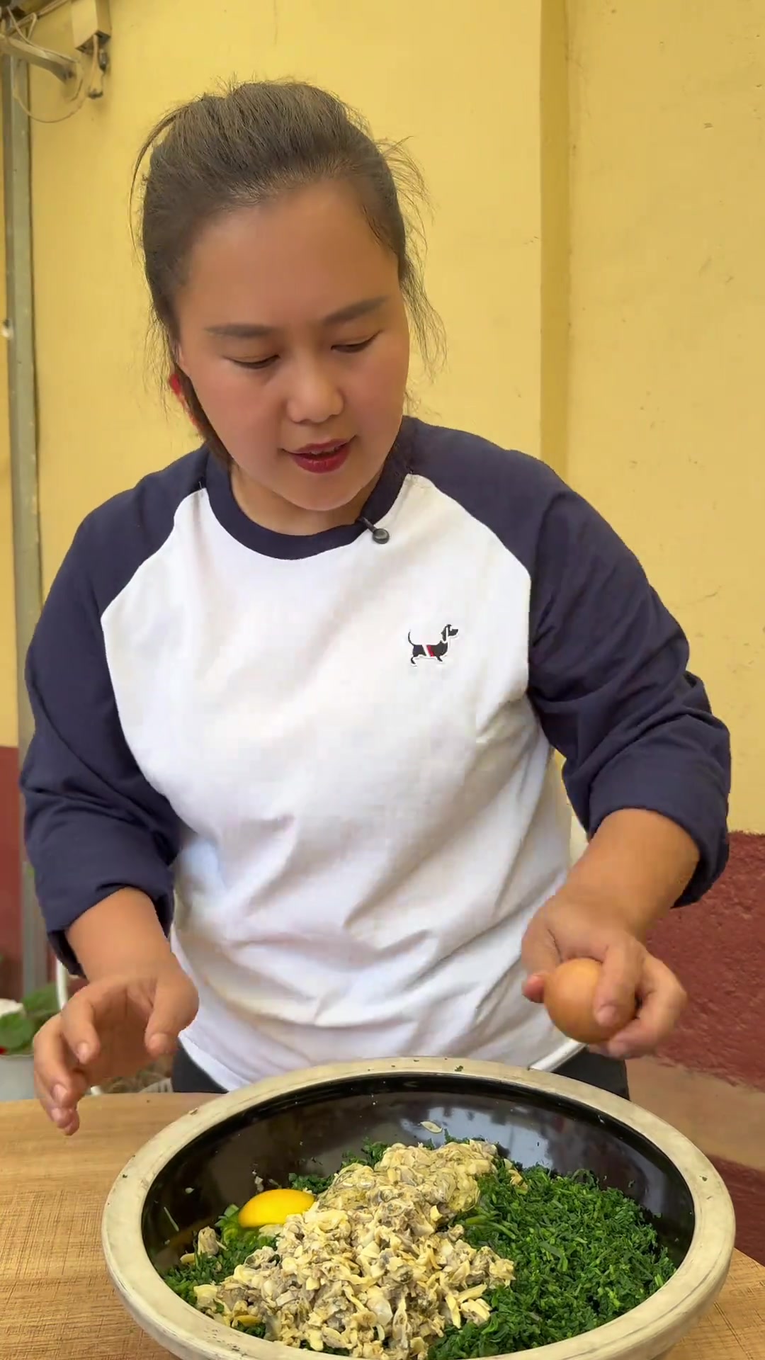 朋友们天热了,上俺家来吃山菜包子吧顺便看个表演什么滴哈哈