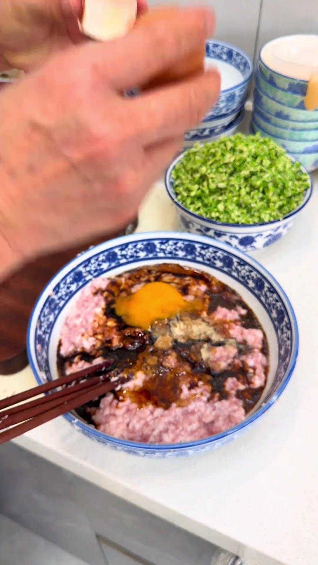 又到了吃槐花的季节,分享简单美味的槐花饺子做法
