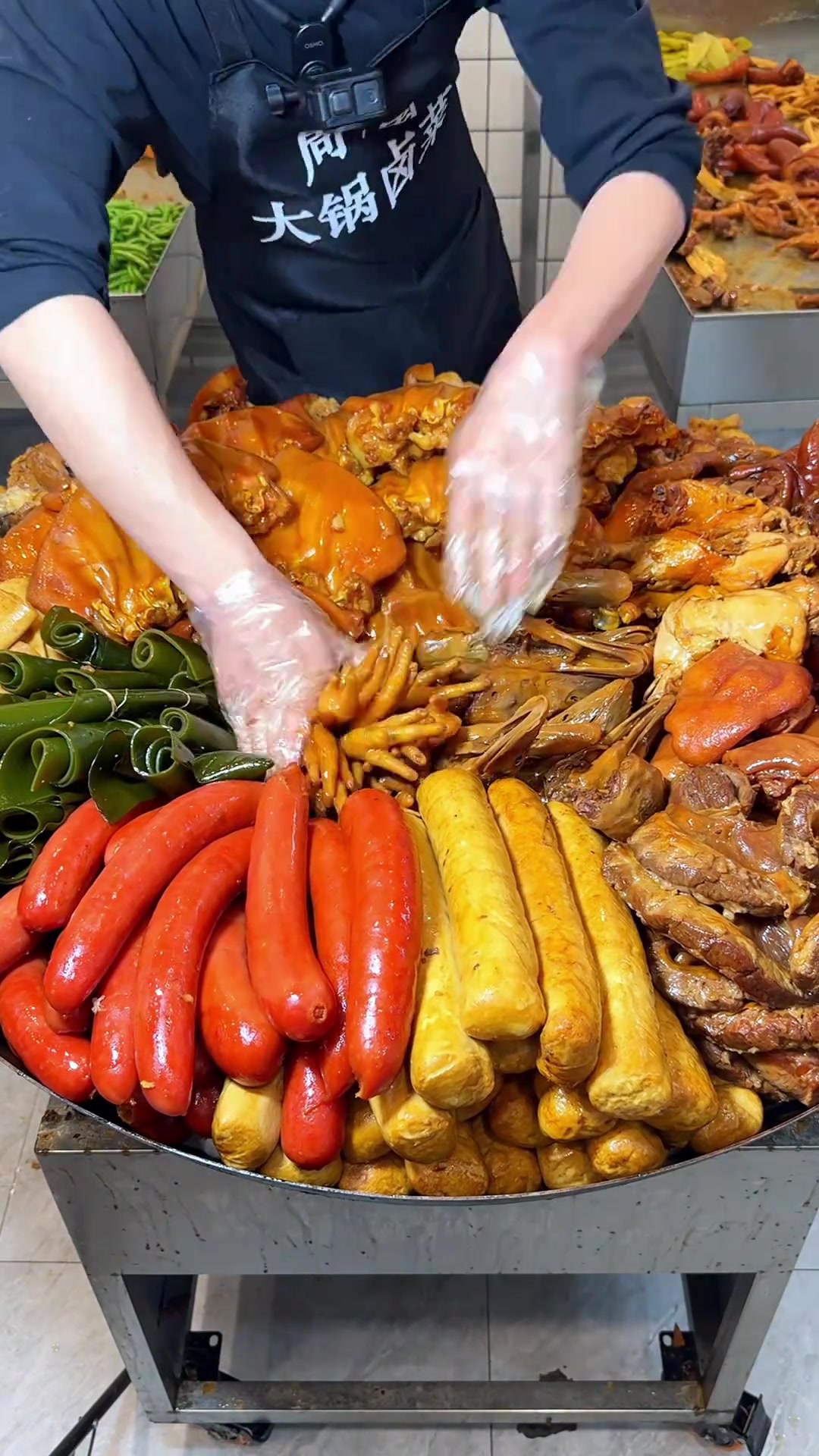 周周大锅卤菜的摆摊方式