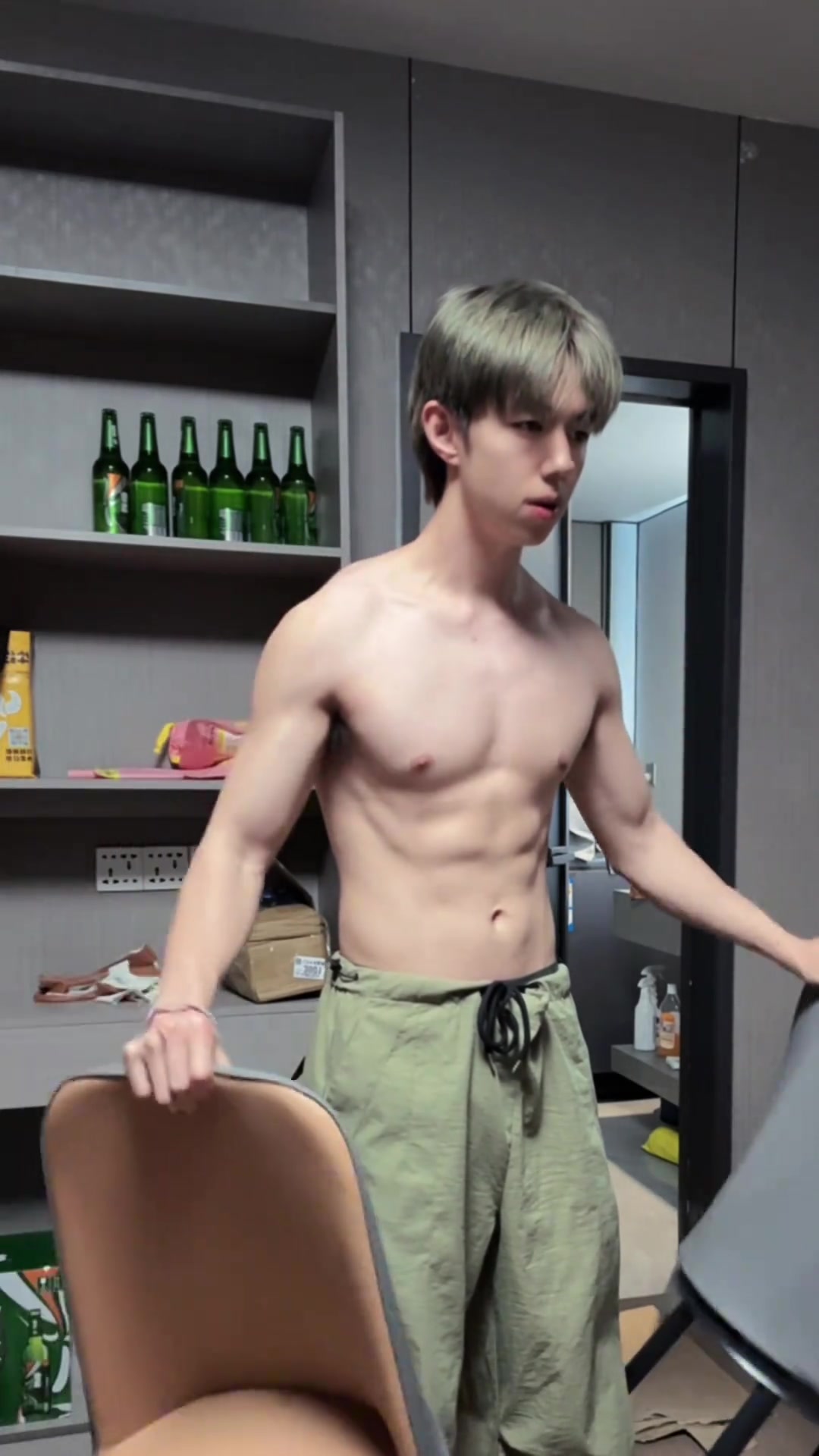 行走人鱼线,薄肌男孩健身日常