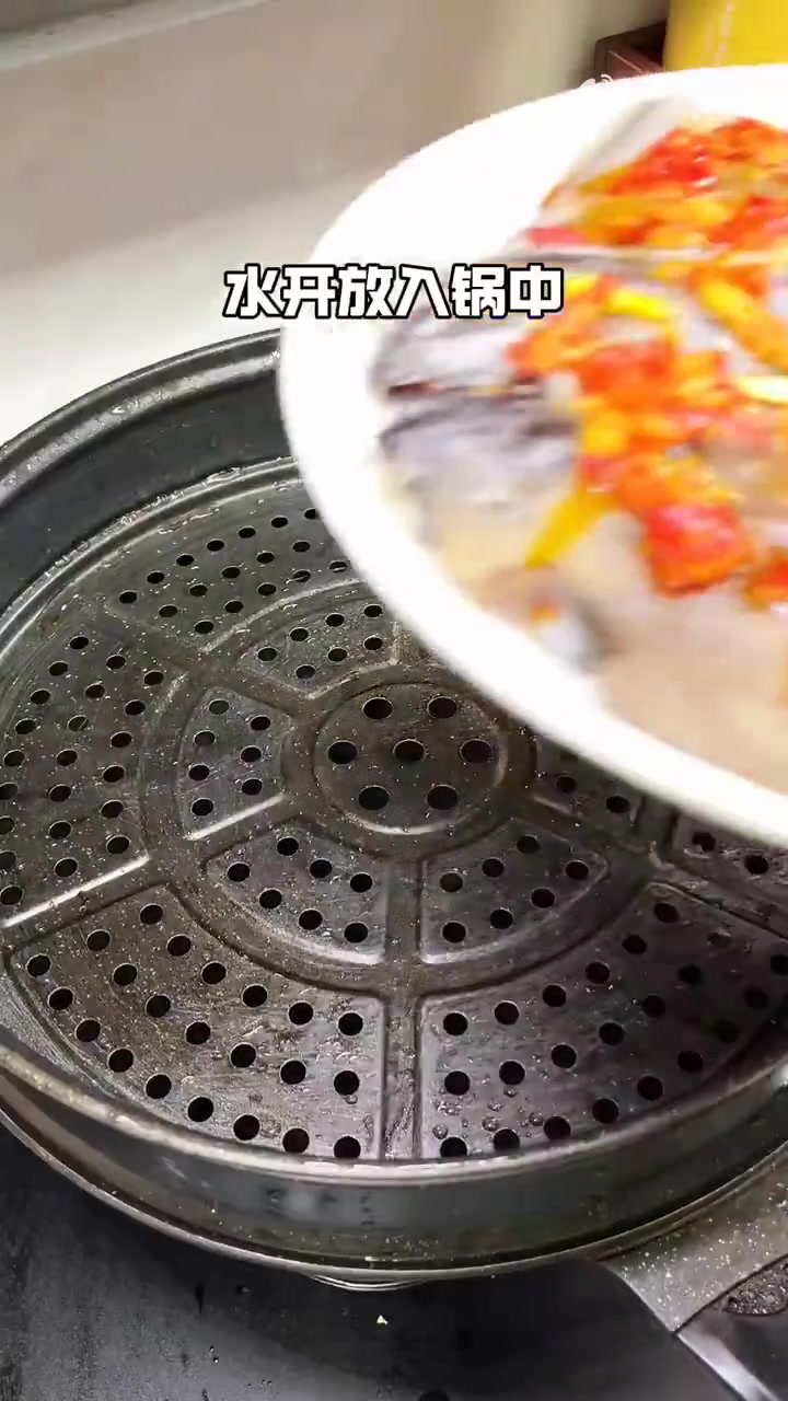宝子们,我不允许还有人没吃过浙江的剁椒鸦片鱼头!这道菜一端上桌,鲜剁椒的酸辣香气就直往鼻子