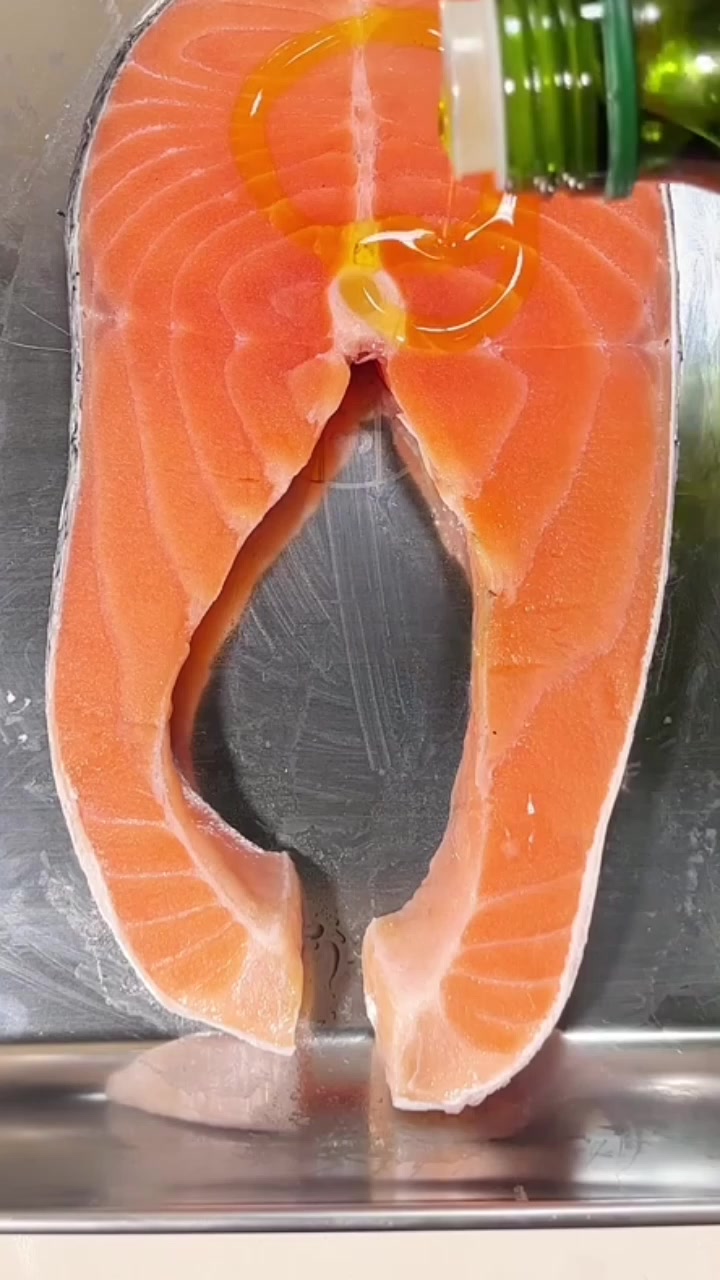 有空气炸锅想吃美食方便多了!就像这个空气炸锅烤三文鱼!