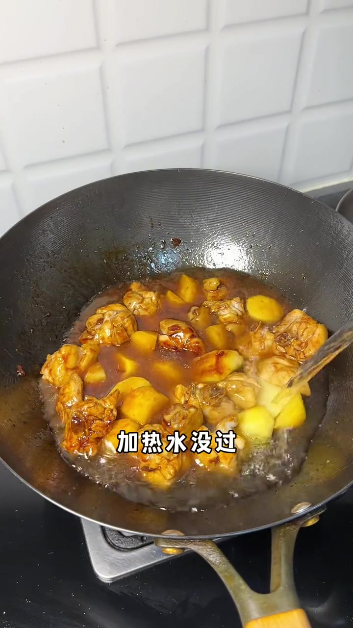 小朋友的午餐,做了好吃的黄焖鸡米饭,汤汁拌着米饭吃也太下饭了!配一碗菠菜鱼丸汤,营养满满