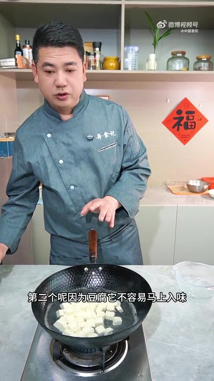 舟山内港的糯米虾潺,以软糯鲜甜著称。今天就来分享一道用它制作的家常菜——虾潺豆腐汤。处理虾