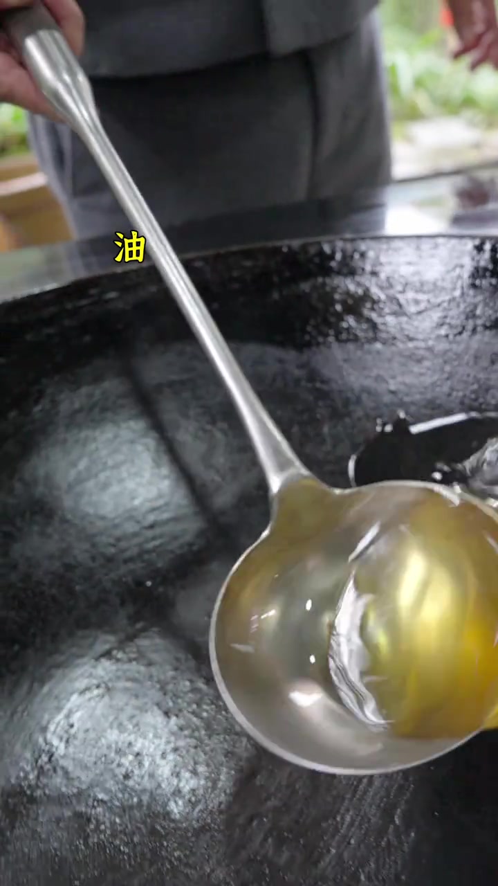 鱼蛋鲜嫩爽口,藿香味道浓郁,就是要吃这个味儿,酒的CP怎么少了它!