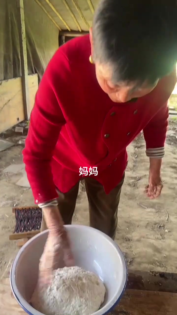 长生穿的衣服时髦好看,自信满满的,今天给长生草鱼炖豆腐吃!