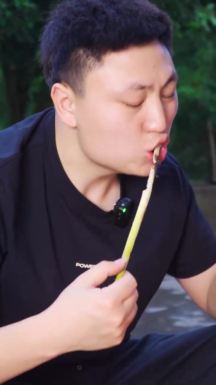 今年的第一顿苦竹笋,小伙挖了十几斤,回家做一锅苦竹笋肉片汤真的太好吃了