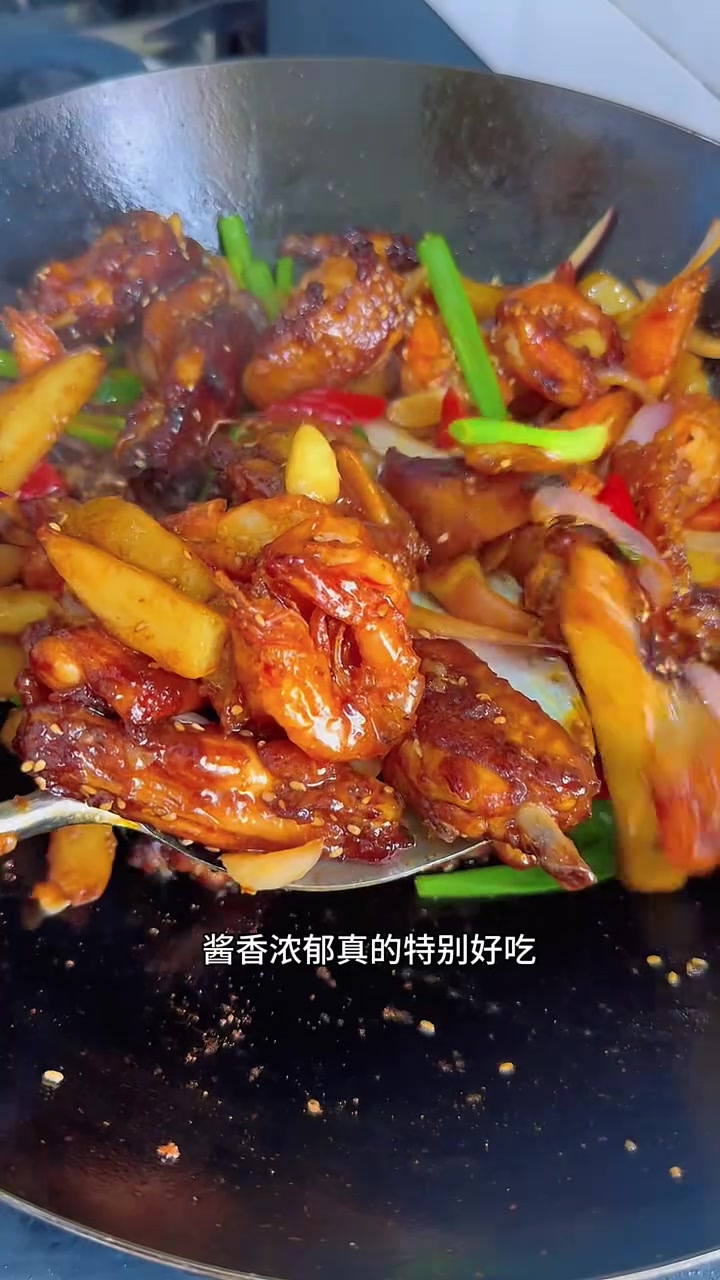 在饭店吃过一次就念念不忘的干锅鸡翅虾,在家花十几分钟就能复刻出来,外酥里嫩,简单好吃又下饭