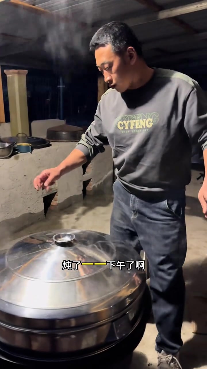 一大盆鹅肉,一大盆酸菜,柴火火大铁锅,炖上一大锅,艾玛太香了