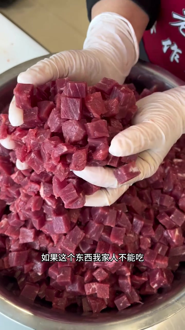 我弟今天回牡丹江了,店里员工也越来越多了,现在烤肠和辣酱口味都很全