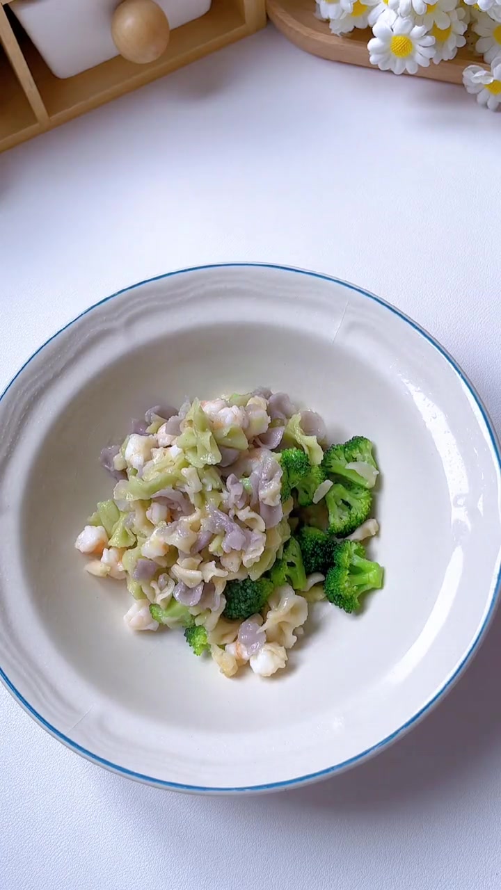 宝宝吃腻了汤面,可以试试这个简单又营养的虾仁炒蝴蝶面吧