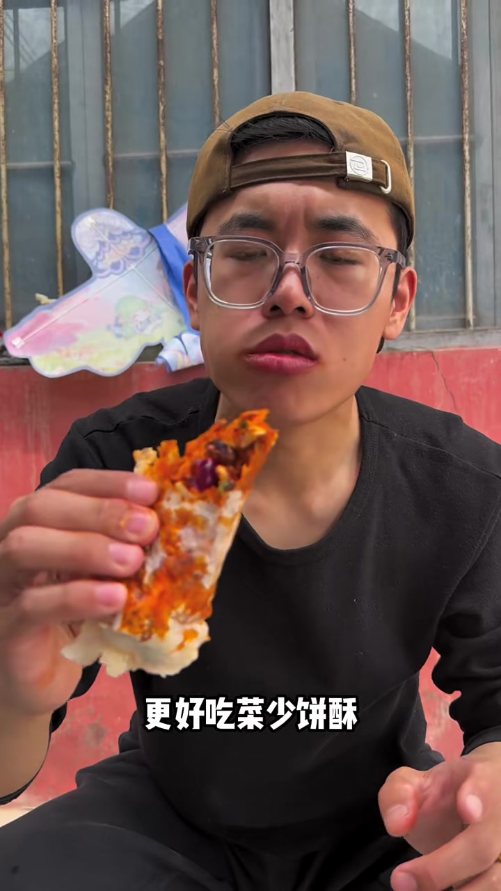 菜煎饼真是几天不吃就想的上,今天在家自己做滕州菜煎饼,饼皮调料都是现成的,买点菜就能做,非