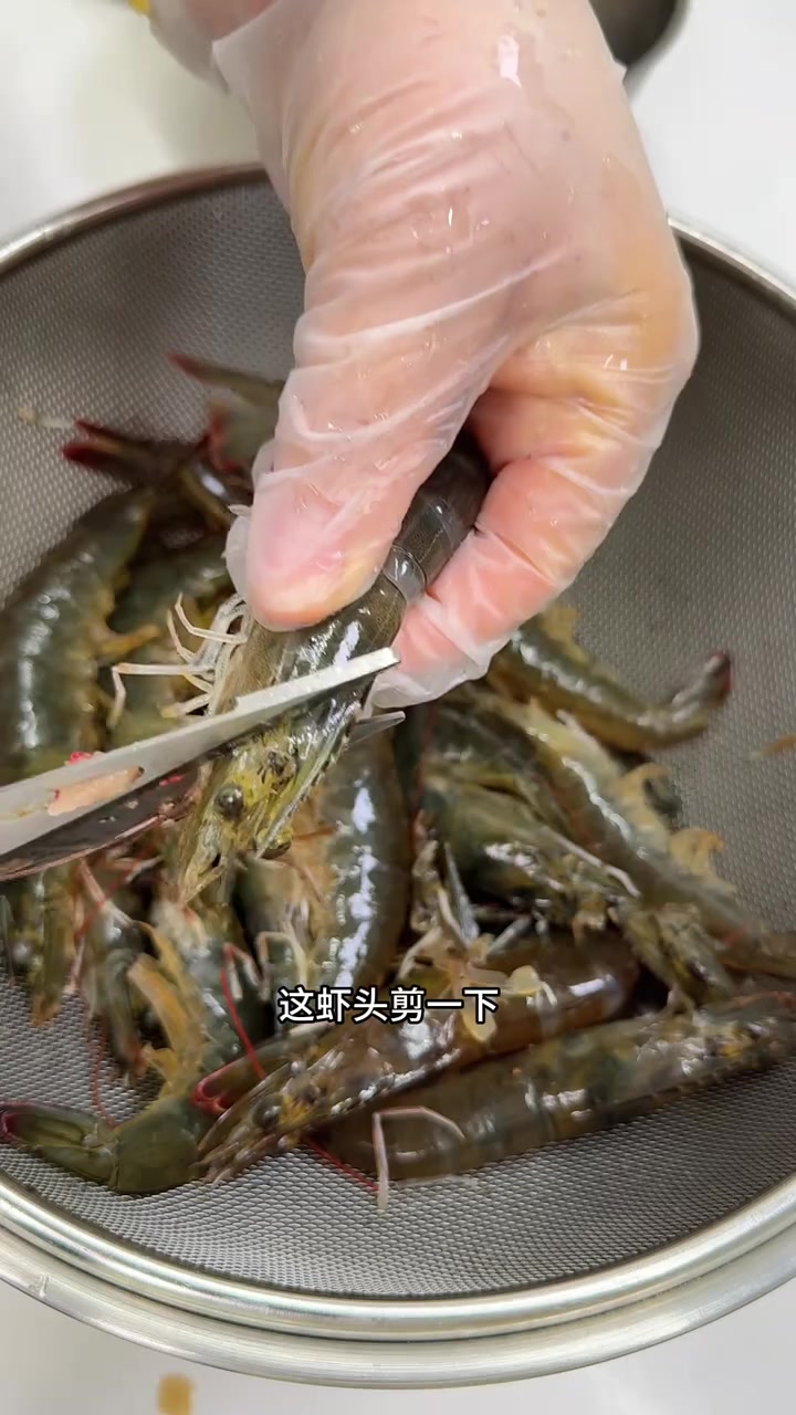 今儿老五家聚餐,我做的「干锅鸡翅虾」真是太受欢迎了……有了这个干锅酱你想吃啥就做啥!真是太