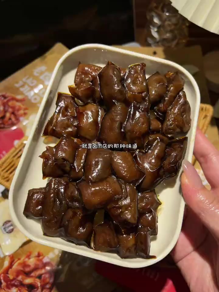 喜欢吃钱家香老卤鸭爪的一定要试试他家的老卤鸡脚筋!咯吱咯吱的