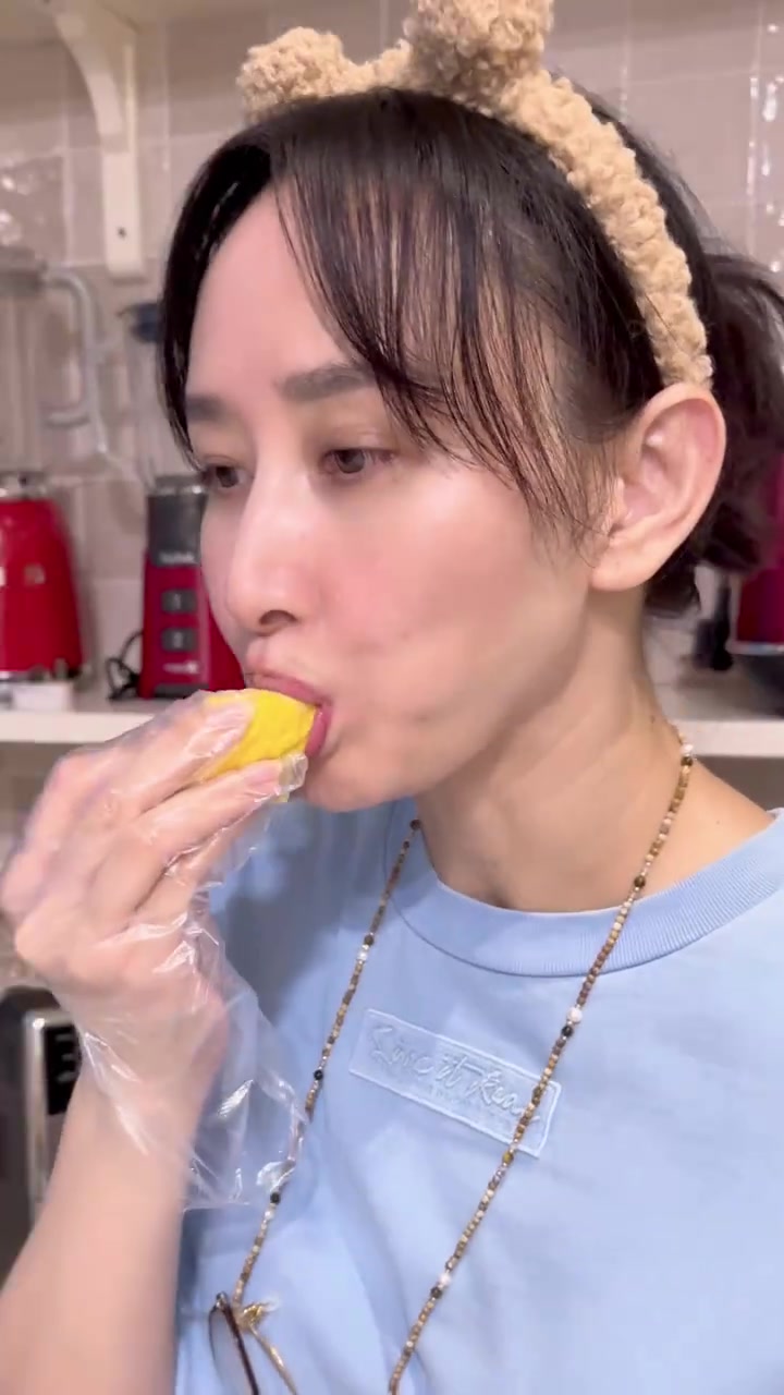 吃榴莲打开的正确方式瓜熟蒂落的榴莲到家后,也要先“醒榴莲”,通过撞击触发“美味开关”～让果