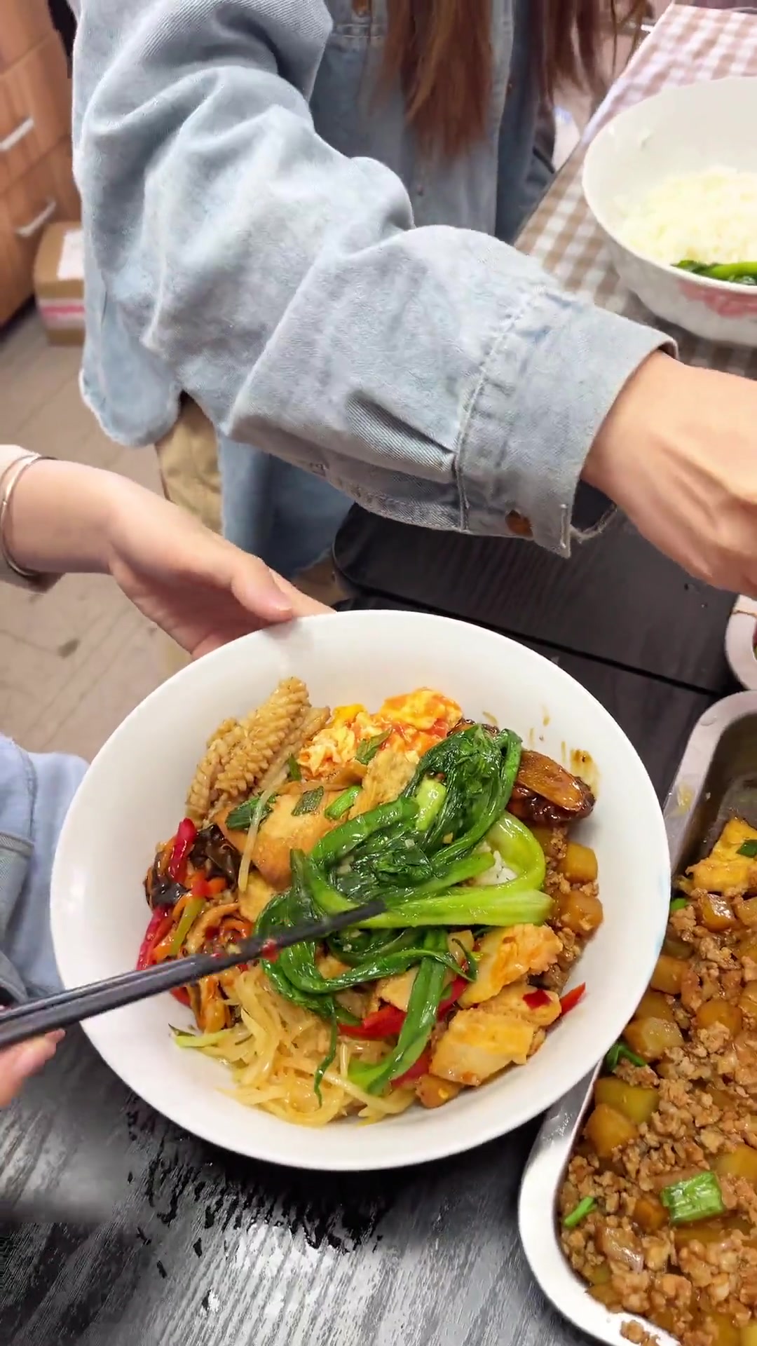 办公室午饭:看网上的东北自助盒饭太馋啦,今天也复刻了一下,这样吃真的是太过瘾了