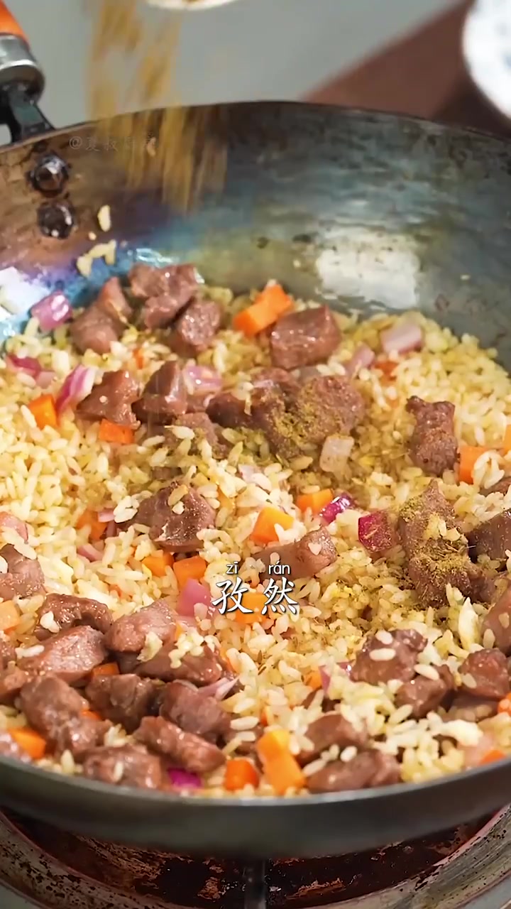 孜然羊肉炒饭香!剩米饭神仙吃法,全家爱,有它可不做菜