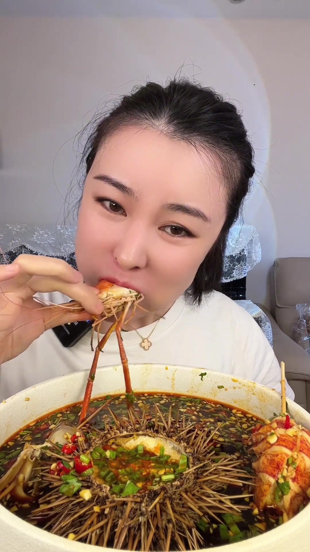 都说我不适合做吃播,说我细嚼慢咽,让人看着没食欲,其实我也想吃两口就咽,咽不下去呀