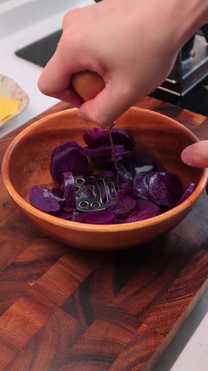 紫薯和鸡蛋这样做,好看又好吃!番茄鱼丸汤也很好喝