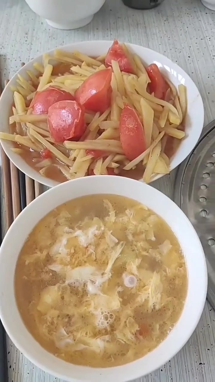 「今日份简餐」  番茄鸡蛋汤暖胃,土豆丝炒番茄开胃,简简单单却吃得超满足～果然家常菜才是y