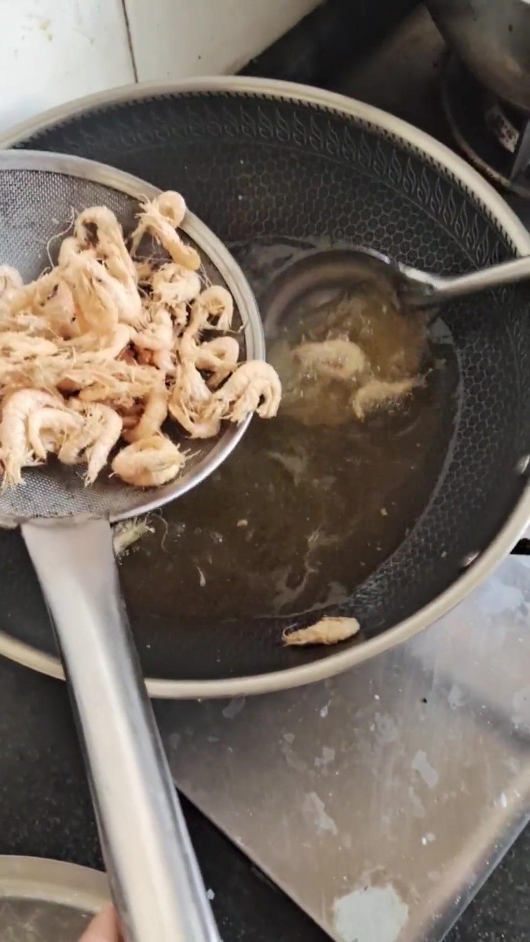 制做脆炸小白虾全过程