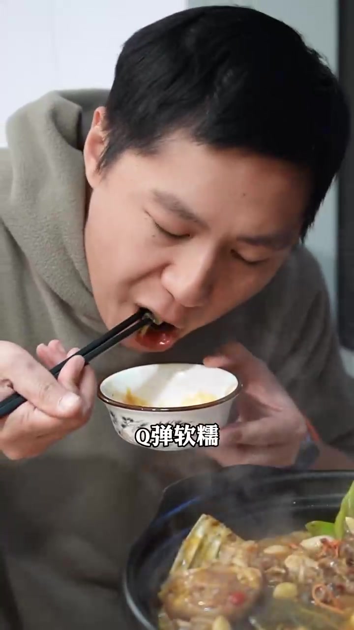 湖州南浔古镇旁的红烧甲鱼煲，鲜香味美软糯入味，连汤汁都可以拌饭！