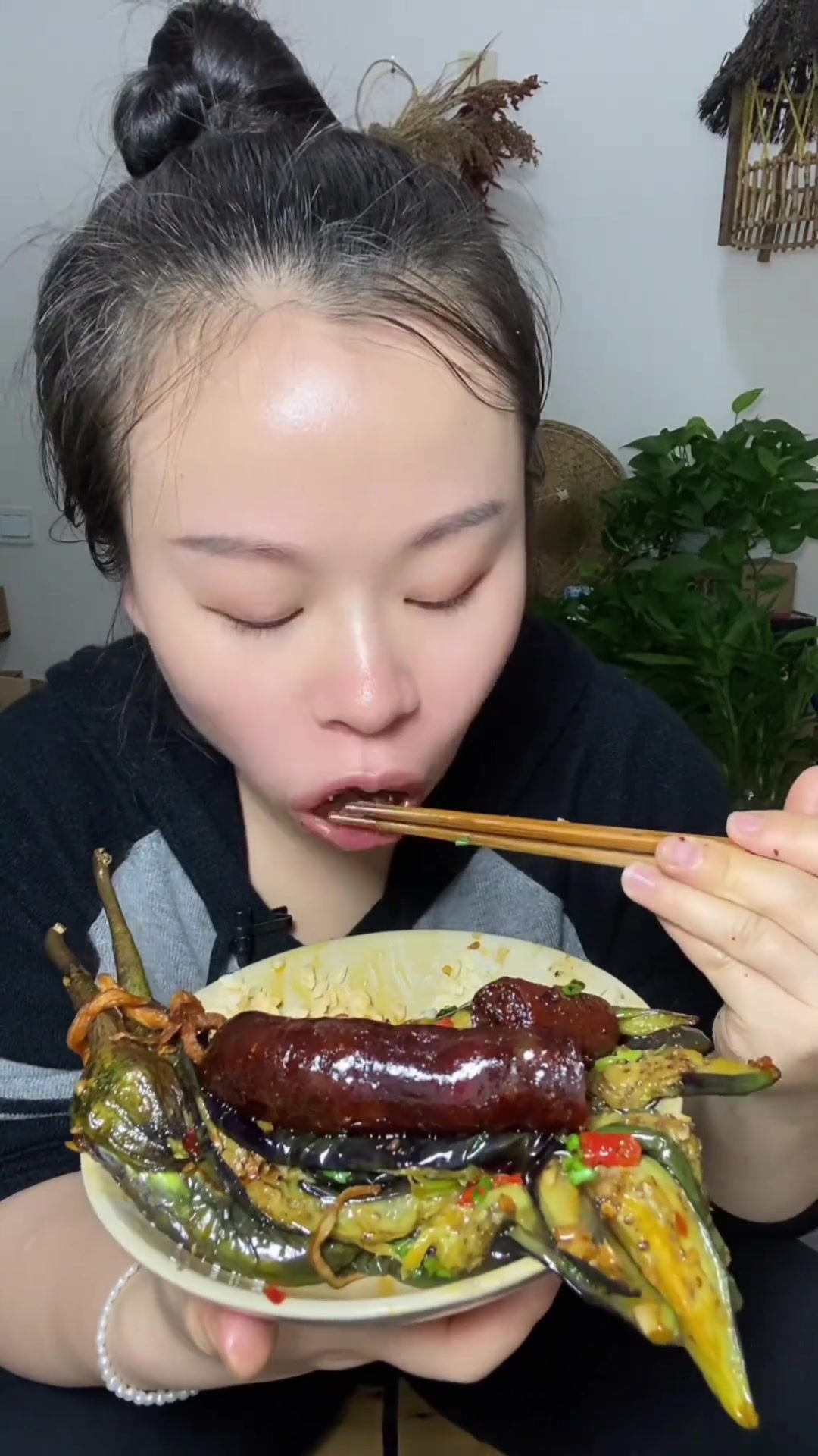 开饭啦,有猪尾巴、鱼和木瓜丝,太好吃了