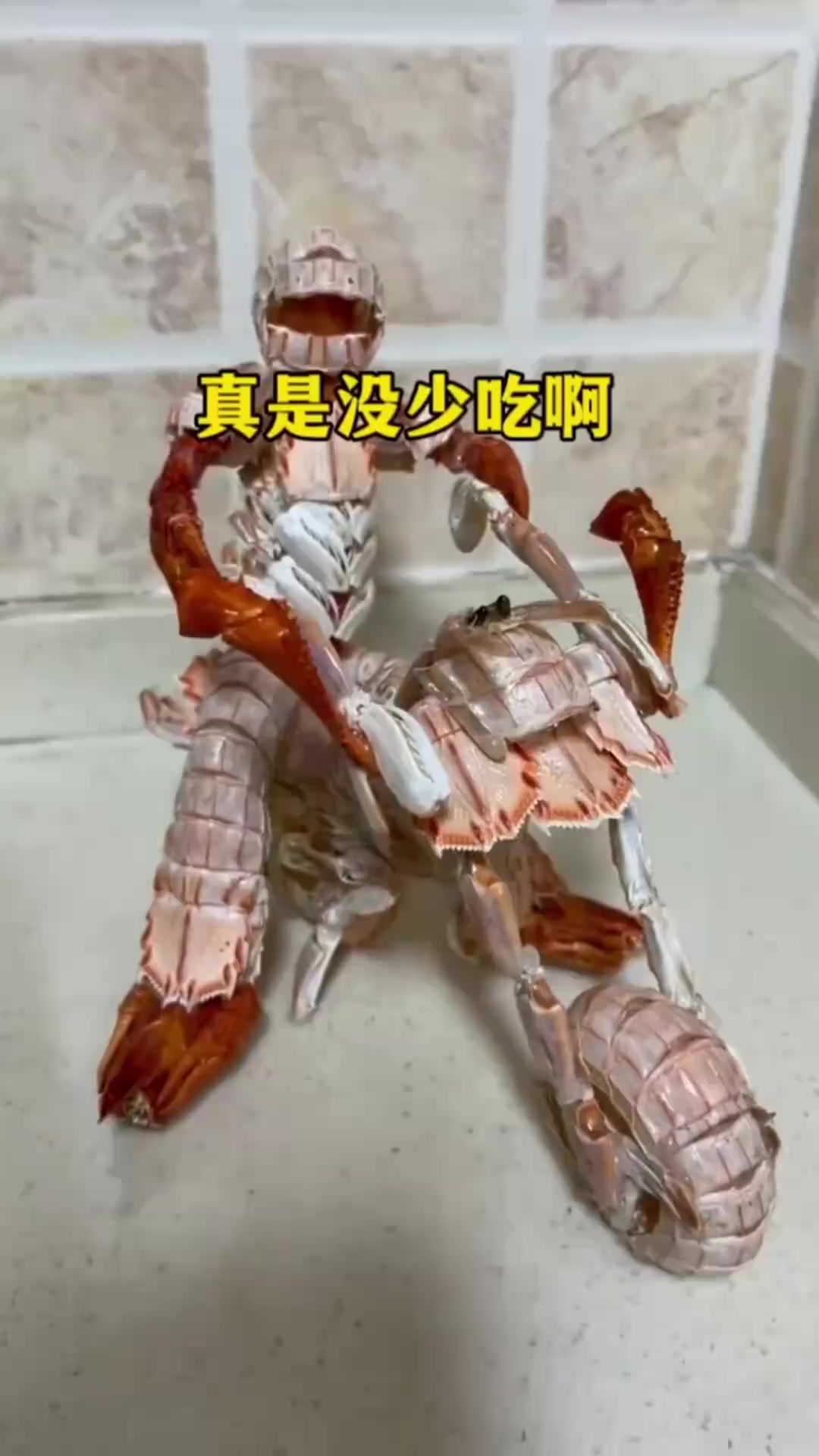 聚会快餐文化:老哥聚会上创作皮皮虾,边吃边玩手机的真实写照
