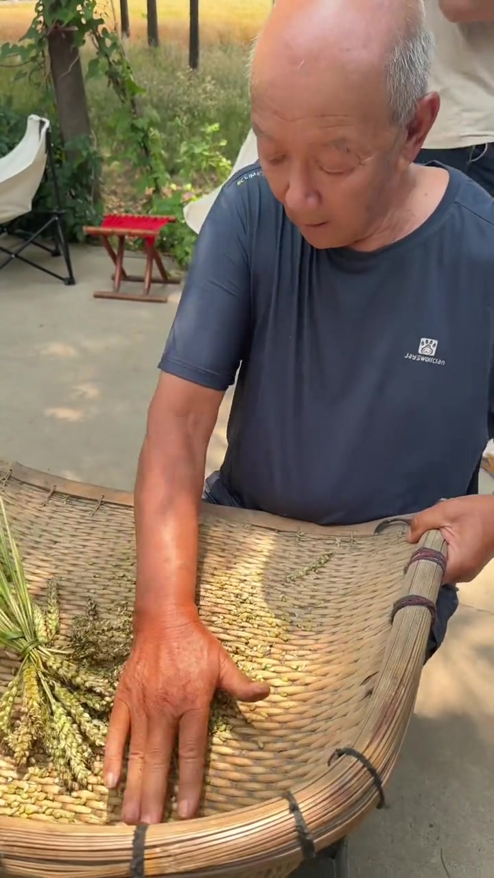 妈妈想喝麦仁汤了。爸爸亲自做