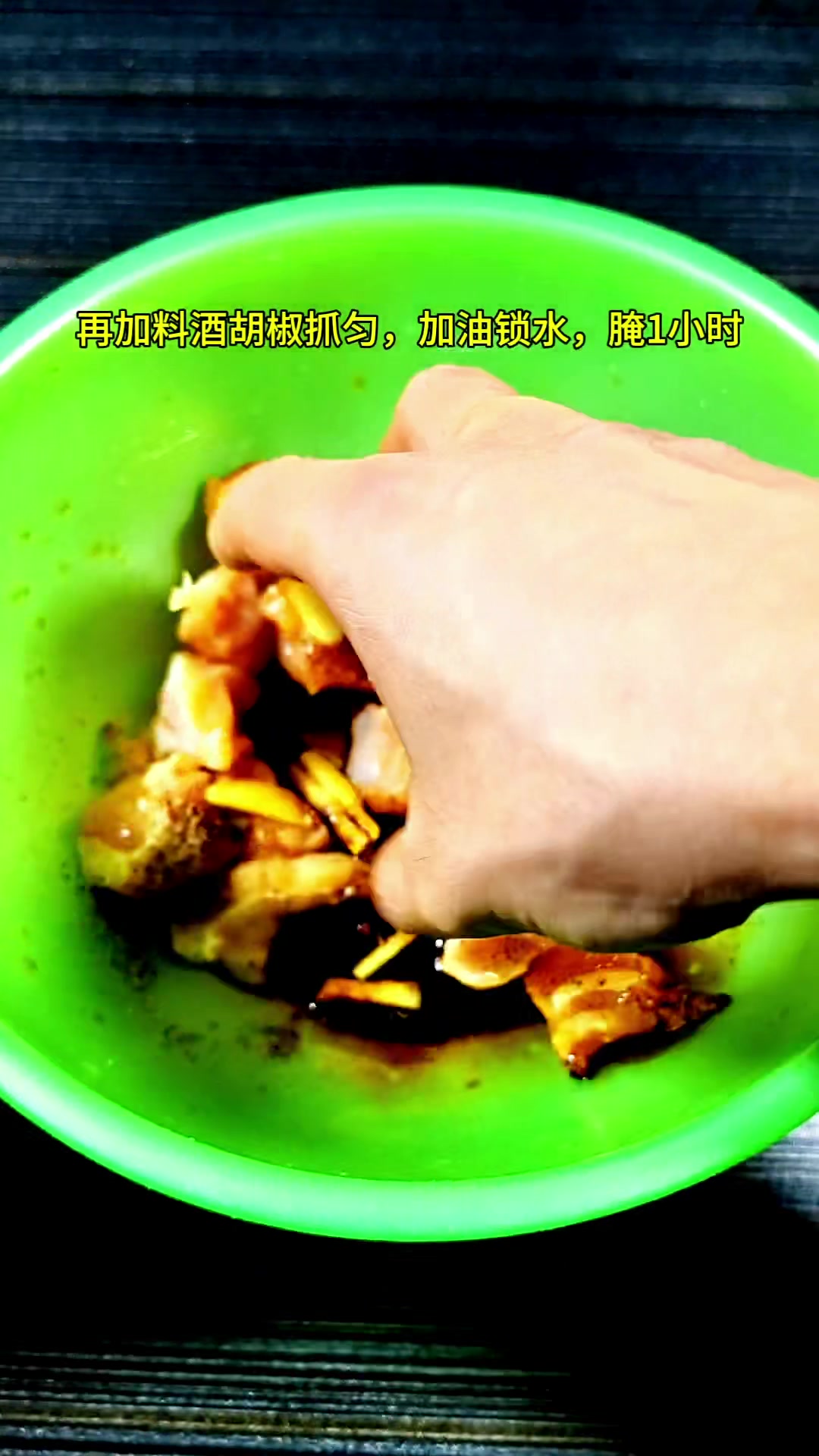 一勺料汁响起肚子就饿了,5秒学会烤鸡肉串