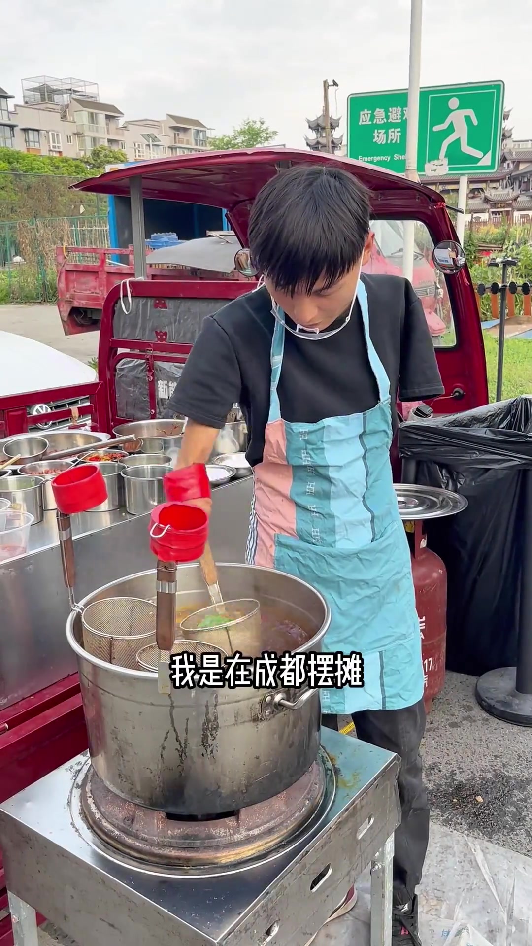 一家人在成都摆摊卖酸辣粉,聋哑顾客坚持原价付款,温暖传递正能量