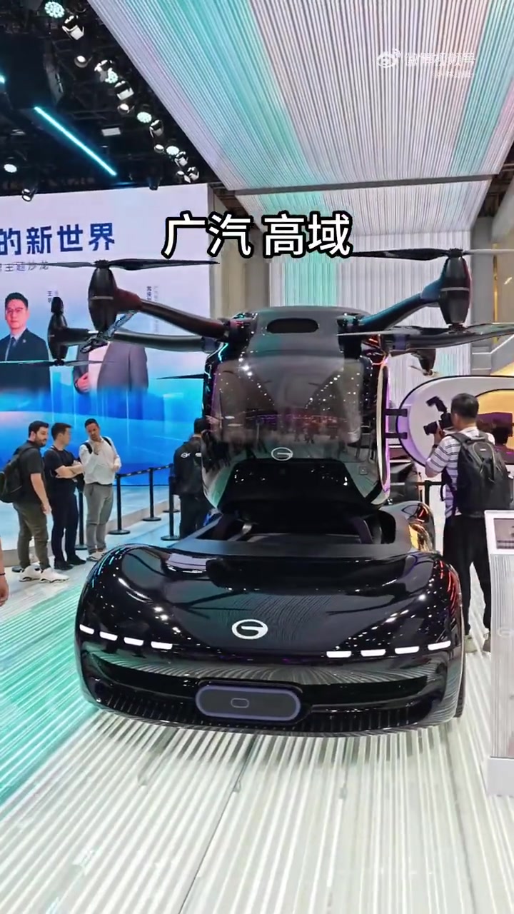 今年上海车展算是第一次出现了「无飞行汽车不创新」的行业暗线。小鹏汇天分体式设计、宁德时代峰