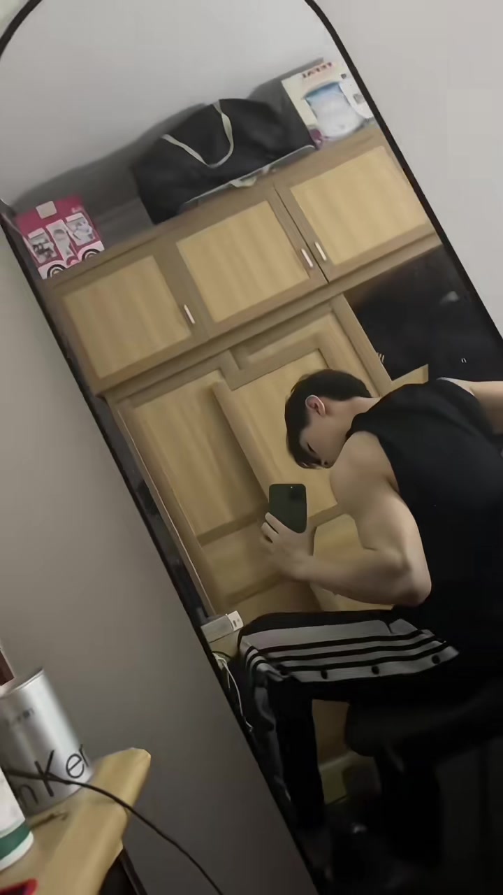 薄肌男孩人鱼线