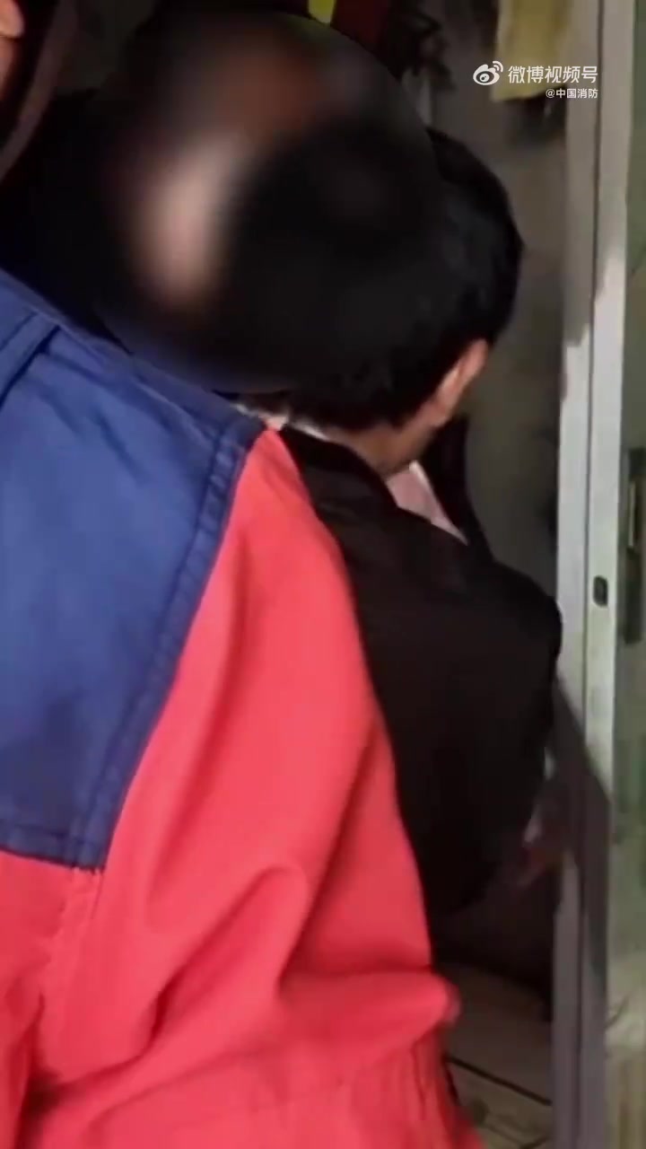 近日，江西南昌，一老人在厕所养鱼，不料鱼儿一个跳跃，从桶里跳进坑里。老人心切伸手去捞，结果