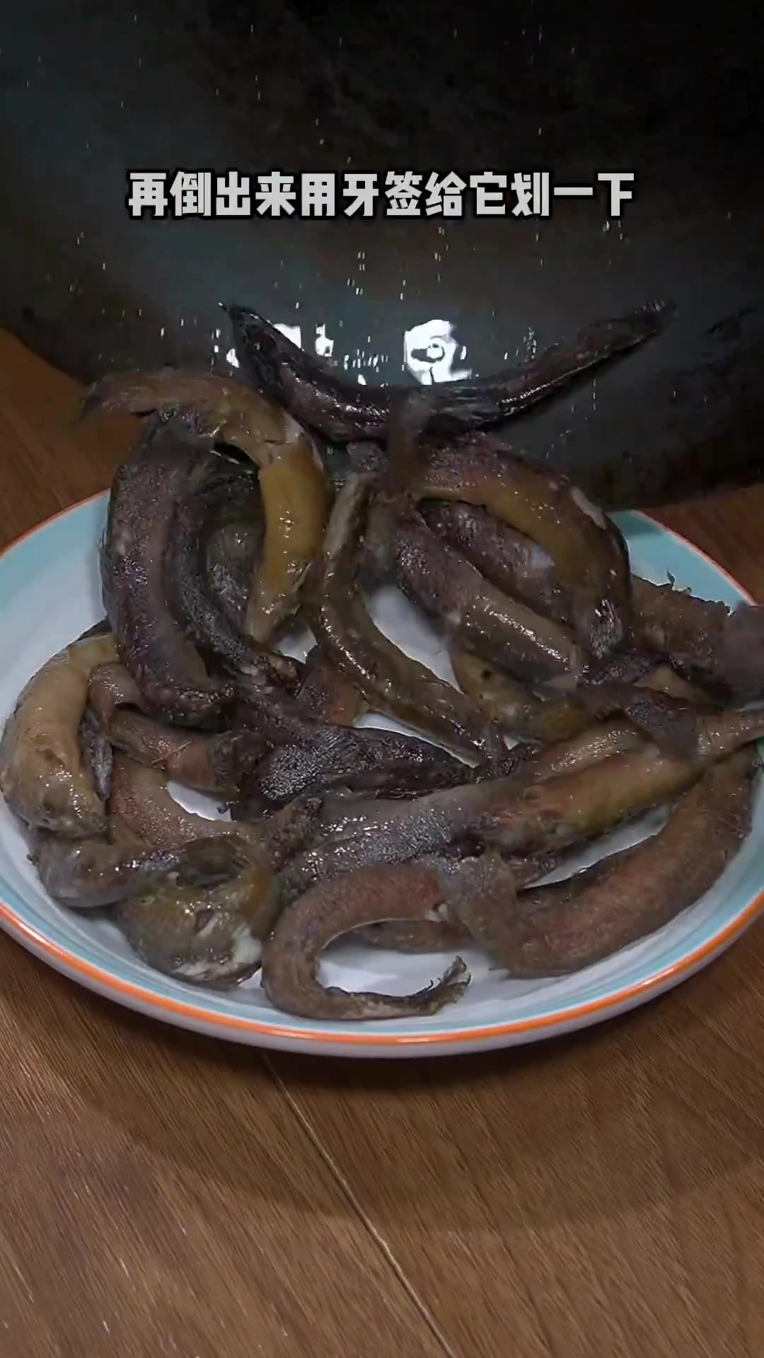 这样做的泥鳅炖豆腐,汤鲜味美,营养丰富不醒也不柴