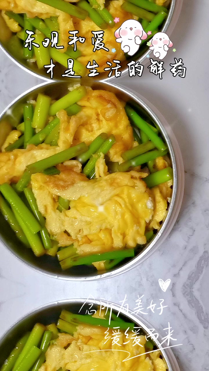 高中生带饭日常!今日食谱:蒜苗炒鸡蛋,溜丸子,米饭 今日午餐