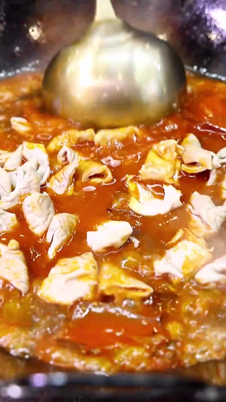 这道酸菜肥肠烧鸭血,真是下饭神器,汤汤都没得倒了的。你也可以试一下哦