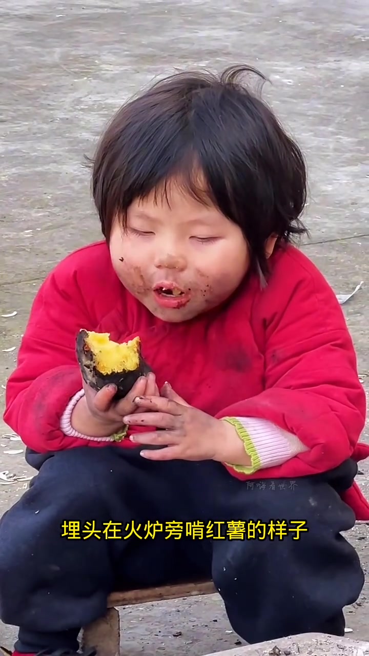 全网公认的表情包萌娃,在路边干饭的样子,实在是太可爱了
