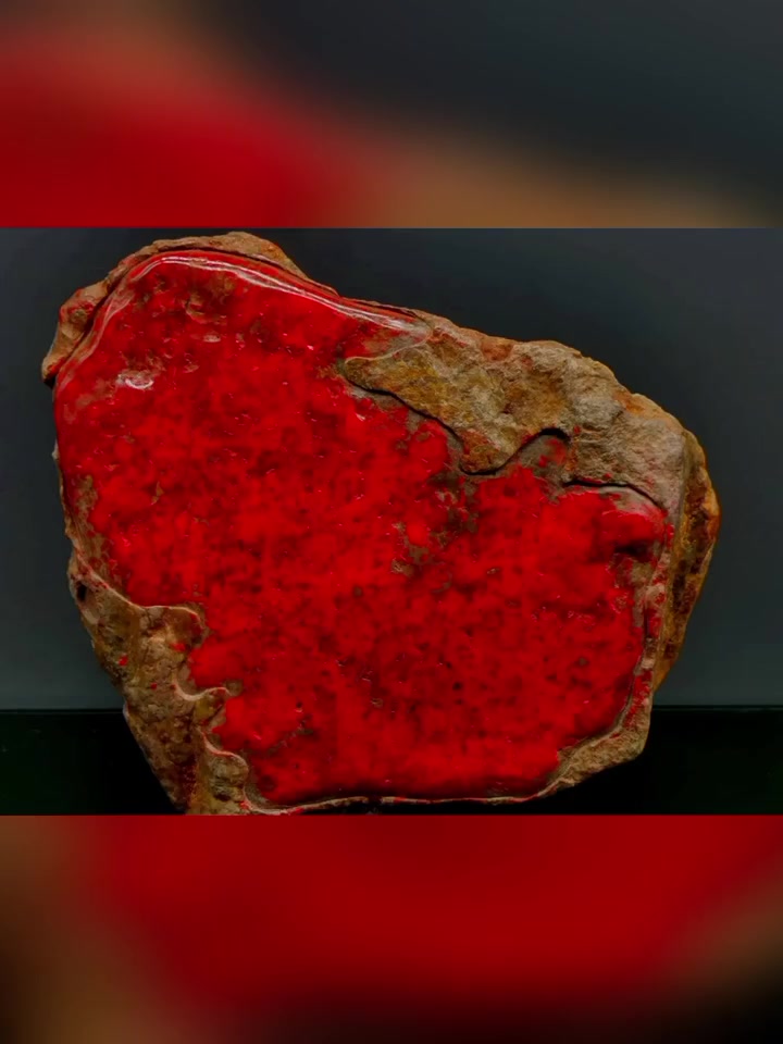 昌化鸡血石大红袍原石:自然瑰宝,传世奇珍  在浩瀚的时光长河中,大自然以其无与伦比的创造力